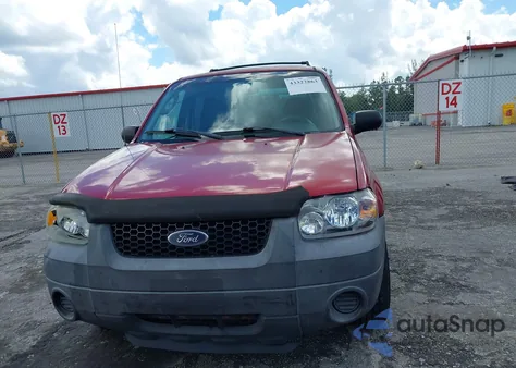 2005 Ford Escape Xls z USA, uszkodzony, nr VIN 1FMYU02Z65KA33188